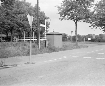 884359 Gezicht op het bruggetje over de Leidsche Rijn te De Meern (gemeente Vleuten-De Meern) naar de Groenewoudsedijk, ...